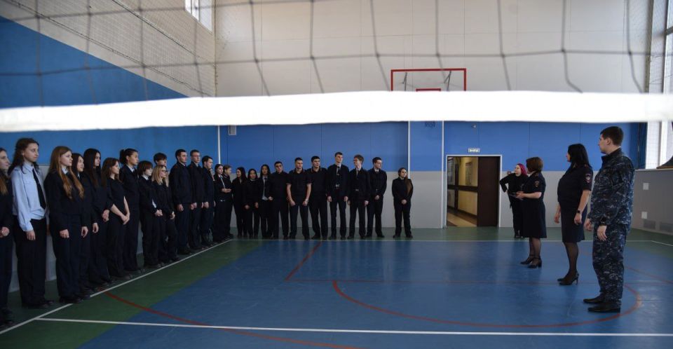 В рамках всероссийской акции #БудьвФорме транспортные полицейские Сибири провели профориентационную встречу со студентами