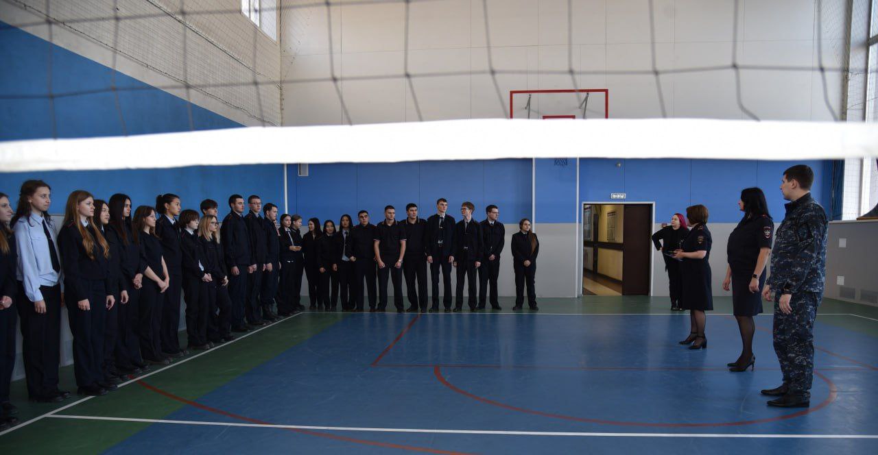 В рамках всероссийской акции #БудьвФорме транспортные полицейские Сибири провели профориентационную встречу со студентами