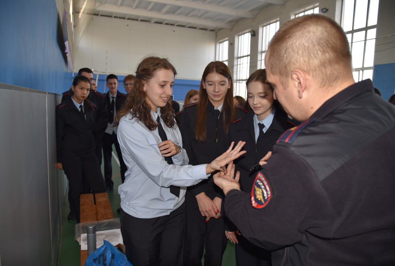 В рамках всероссийской акции #БудьвФорме транспортные полицейские Сибири провели профориентационную встречу со студентами В рамках всероссийской акции #БудьвФорме транспортные полицейские Сибири провели профориентационную встречу со студентами