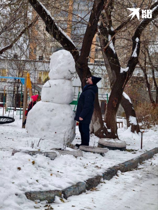 Новосибирск заметает. Люди лепят снеговиков