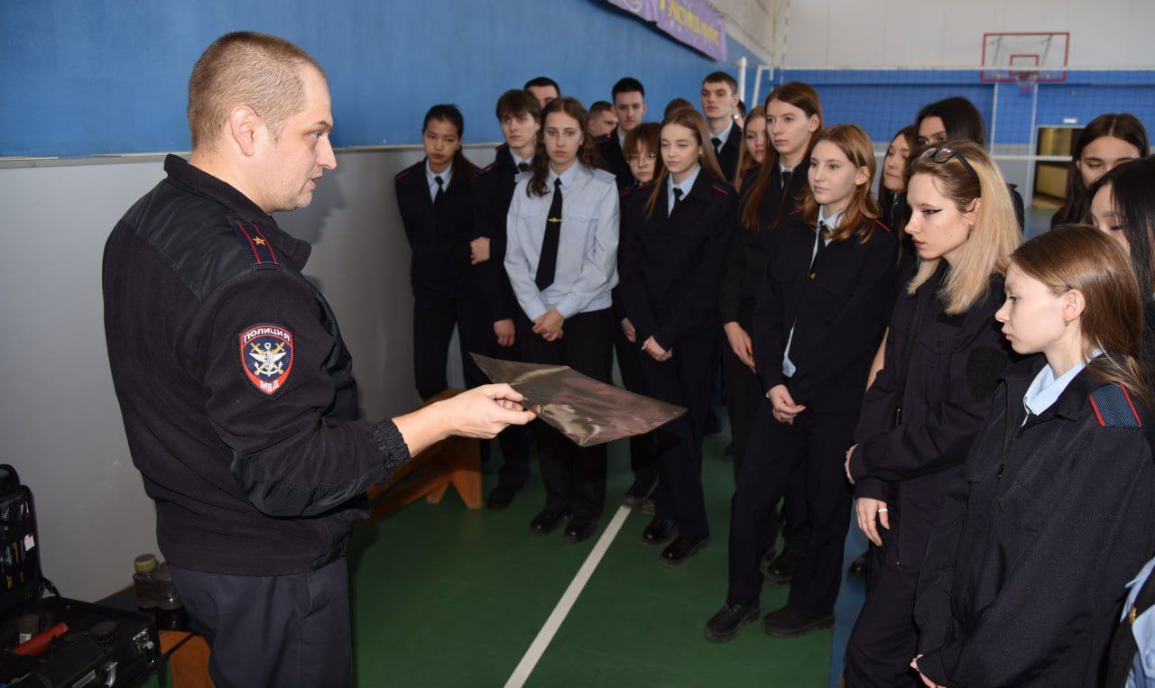 В рамках всероссийской акции #БудьвФорме транспортные полицейские Сибири провели профориентационную встречу со студентами В рамках всероссийской акции #БудьвФорме транспортные полицейские Сибири провели профориентационную встречу со студентами
