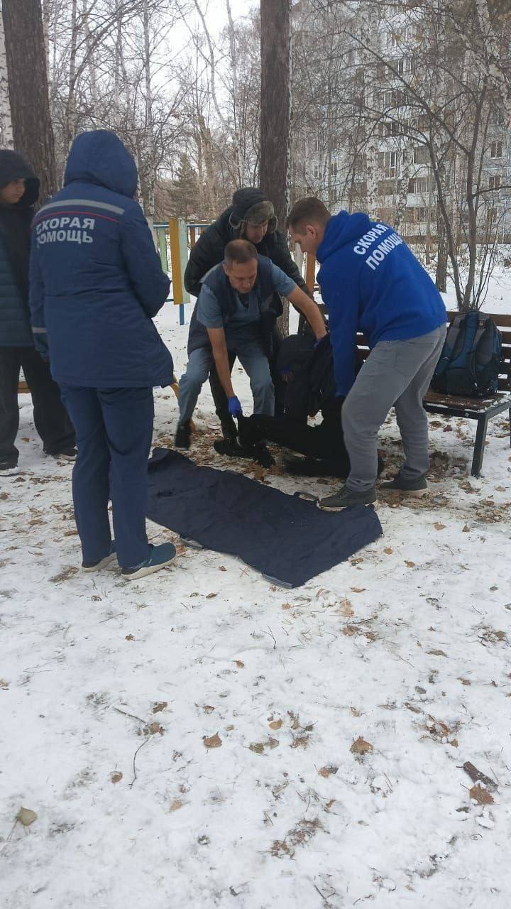 Подростку стало плохо прямо на улице на Шлюзе в Новосибирске Подростку стало плохо прямо на улице на Шлюзе в Новосибирске