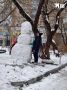 Новосибирск заметает. Люди лепят снеговиков