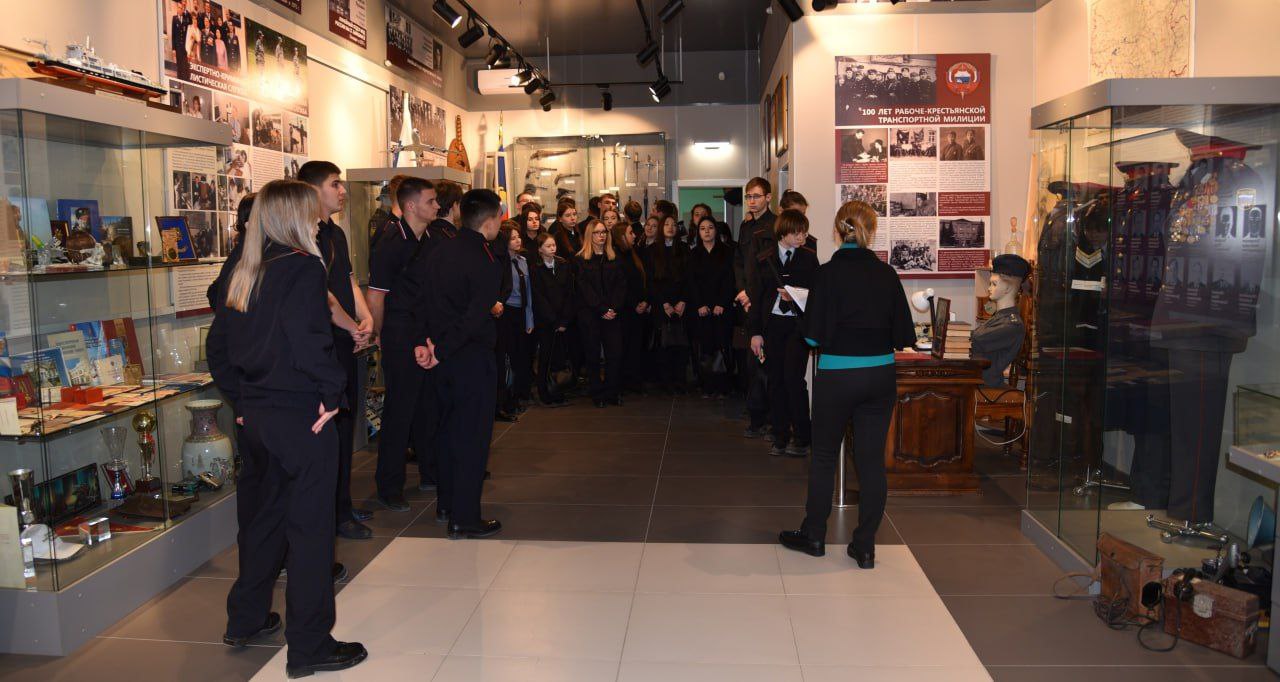 В рамках всероссийской акции #БудьвФорме транспортные полицейские Сибири провели профориентационную встречу со студентами В рамках всероссийской акции #БудьвФорме транспортные полицейские Сибири провели профориентационную встречу со студентами