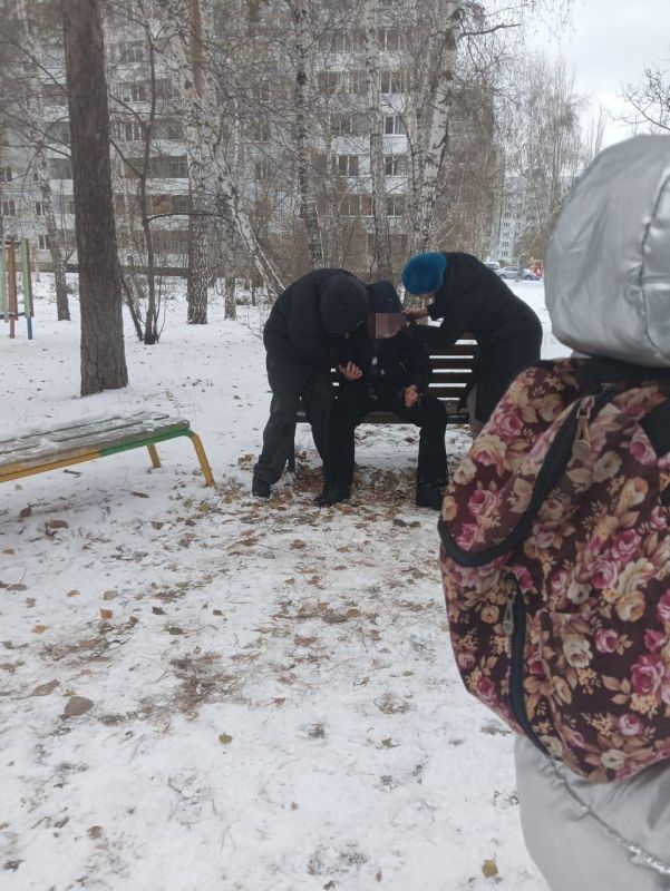 Подростку стало плохо прямо на улице на Шлюзе в Новосибирске