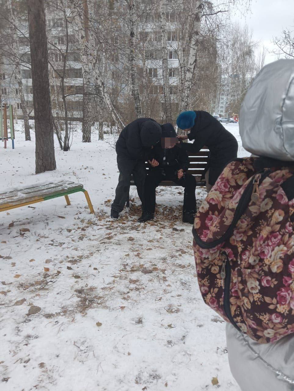 Подростку стало плохо прямо на улице на Шлюзе в Новосибирске