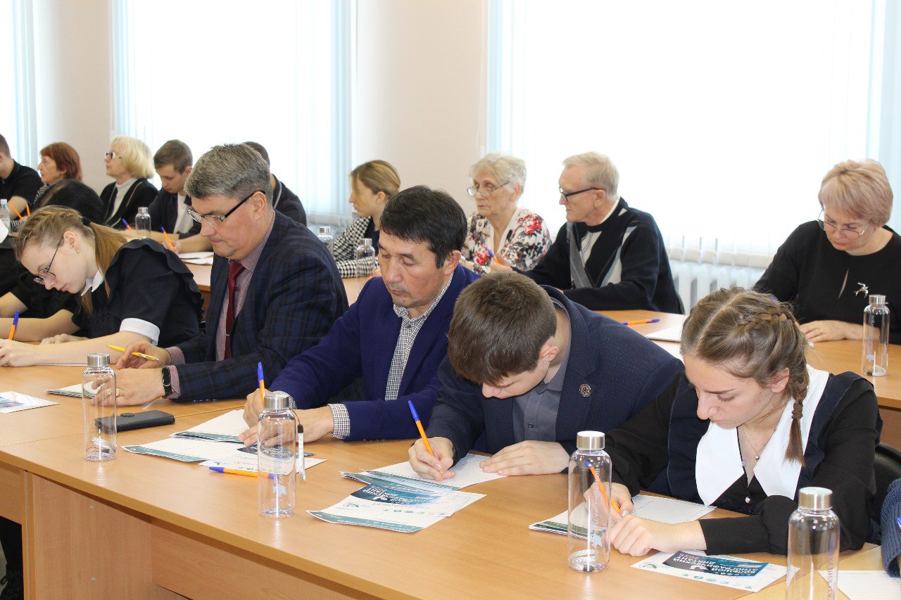 Члены территориальной и участковых избирательных комиссий Каргатского района приняли участие в юбилейной X Всероссийской просветительской акции «Большой этнографический диктант», который стартовал 1 ноября во всех субъектах... Члены территориальной и участковых избирательных комиссий Каргатского района приняли участие в юбилейной X Всероссийской просветительской акции «Большой этнографический диктант», который стартовал 1 ноября во всех субъектах...