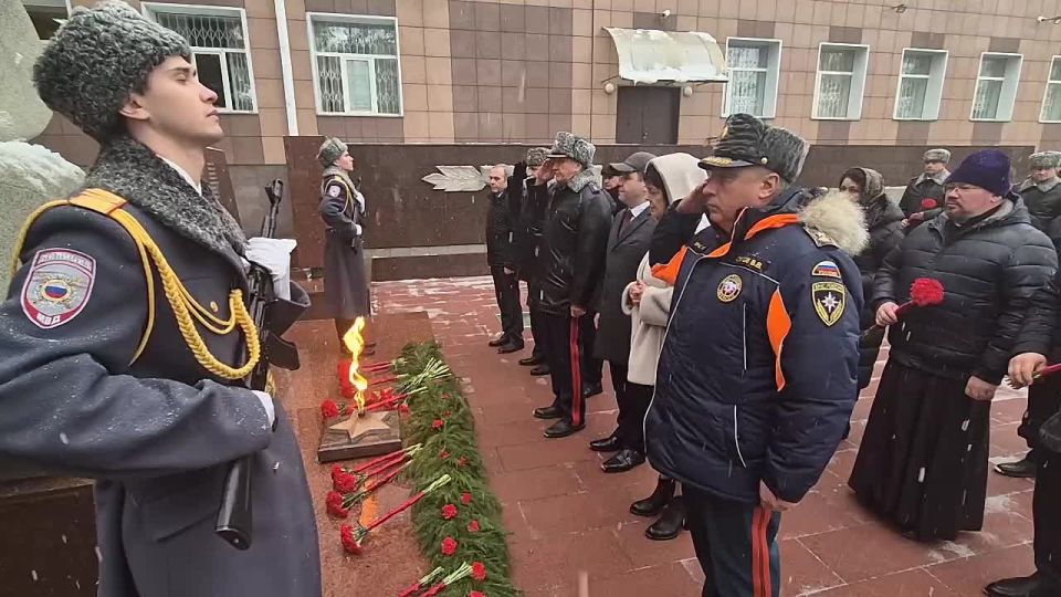 В День сотрудника органов внутренних дел Российской Федерации состоялась церемония возложения цветов к вечному огню мемориала сотрудникам, погибшим при выполнении служебного долга