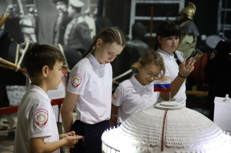 В гостях у спасателей: кадеты полицейского класса знакомятся с работой экстренных служб Новосибирска