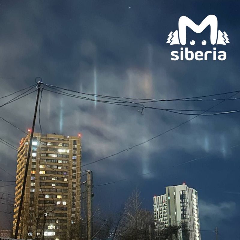Световые столбы поднялись в небо над Новосибирском