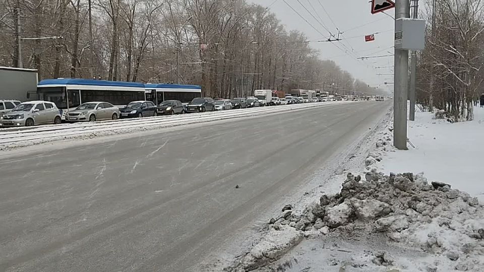 Огромная недвижимая пробка образовалась на площади Кирова