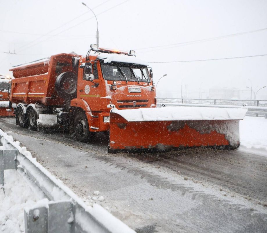 Максим Кудрявцев: Поручил главам районов и дорожным службам в ближайшие сутки привести в нормативное состояние тротуары, лестницы и пешеходные переходы