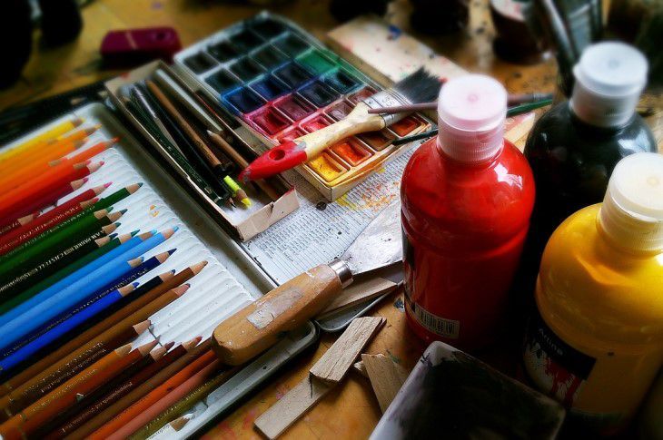 Ручки, краски, карандаши: как спасти одежду от «школьных» пятен