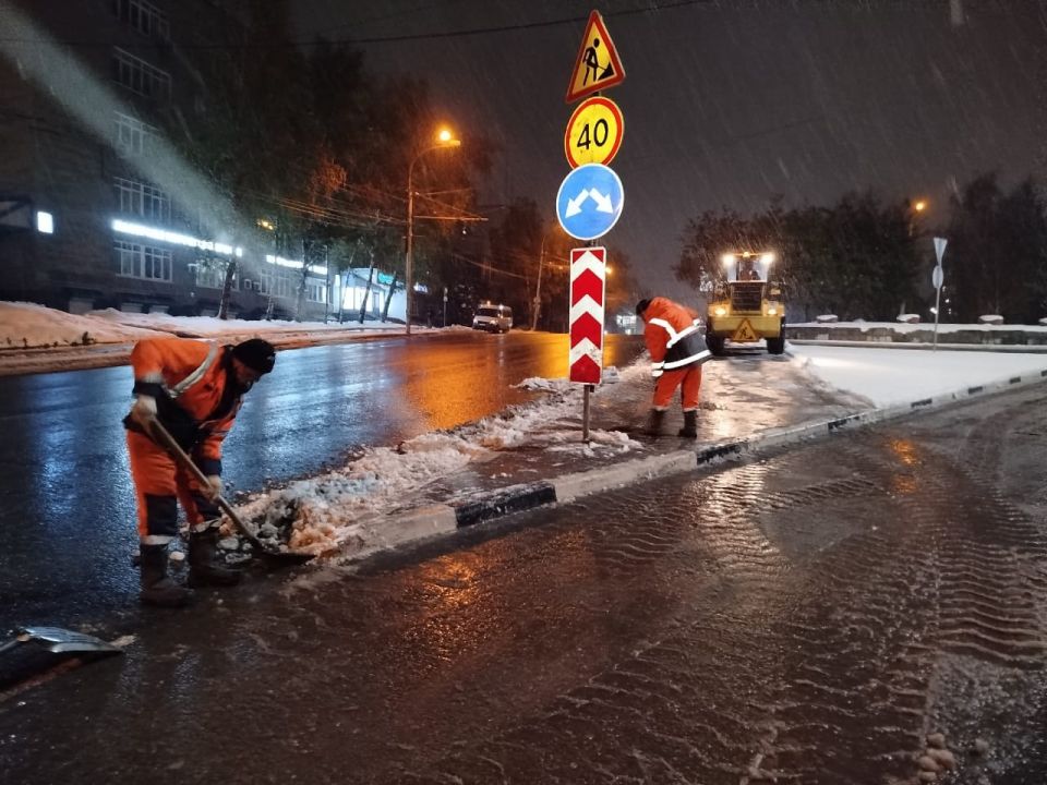 Более 330 единиц спецтехники вывели ночью для уборки снежно-ледяных масс