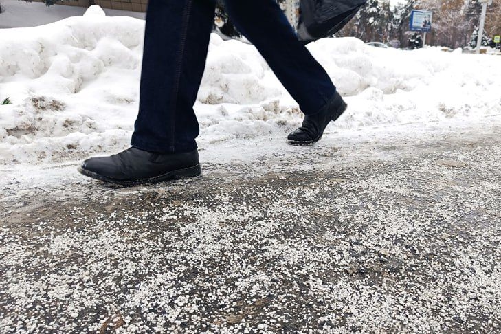 Мэр поручил за сутки очистить тротуары от наледи в Новосибирске