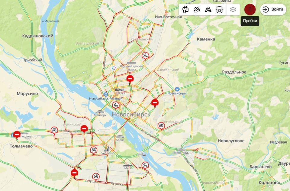 Восьмибалльные пробки сковали движение в Новосибирске утром 11 ноября