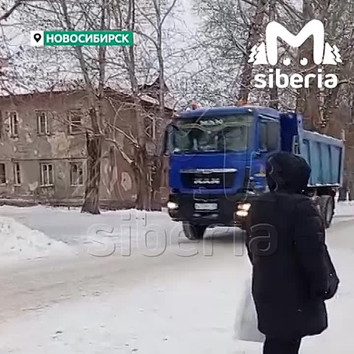 Водители объезжают пробку по тротуару на Хилокской в Новосибирске