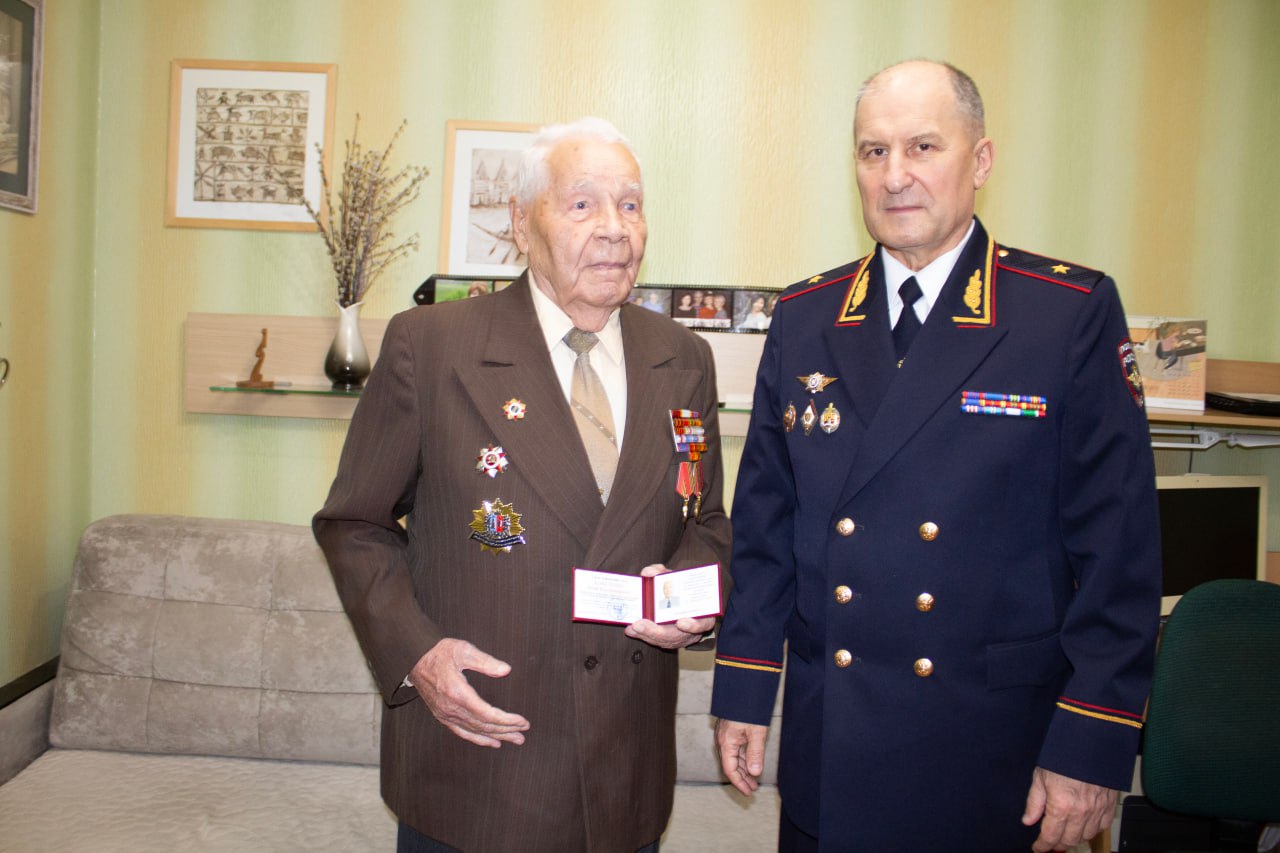 Начальник Управления на транспорте МВД России по Северо-Кавказскому федеральному округу, генерал-майор полиции Виктор Шметков, совместно с сотрудниками транспортной полиции, посетил ветерана органов внутренних дел, участника...