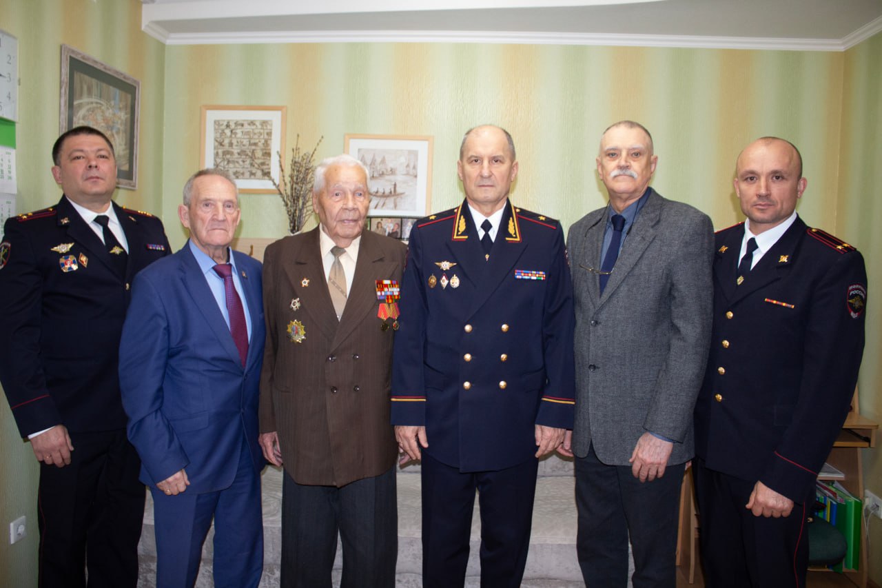 Начальник Управления на транспорте МВД России по Северо-Кавказскому федеральному округу, генерал-майор полиции Виктор Шметков, совместно с сотрудниками транспортной полиции, посетил ветерана органов внутренних дел, участника... Начальник Управления на транспорте МВД России по Северо-Кавказскому федеральному округу, генерал-майор полиции Виктор Шметков, совместно с сотрудниками транспортной полиции, посетил ветерана органов внутренних дел, участника...