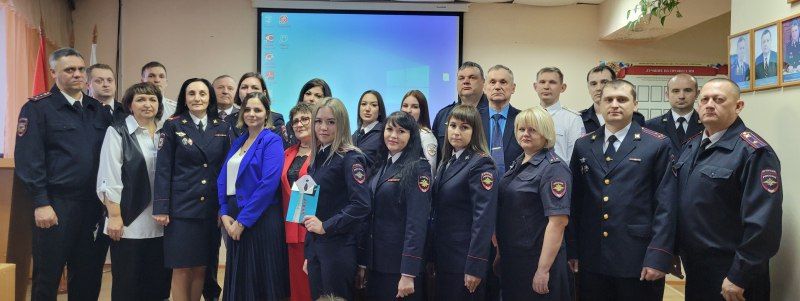 Сотрудников и ветеранов Отделения МВД России «Маслянинское» поздравили с профессиональным праздником