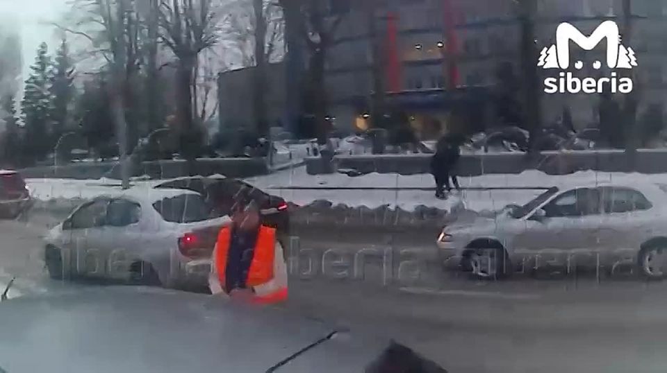 "Марч" подумал, что он внедорожник, и сел на трамвайные пути в Новосибирске