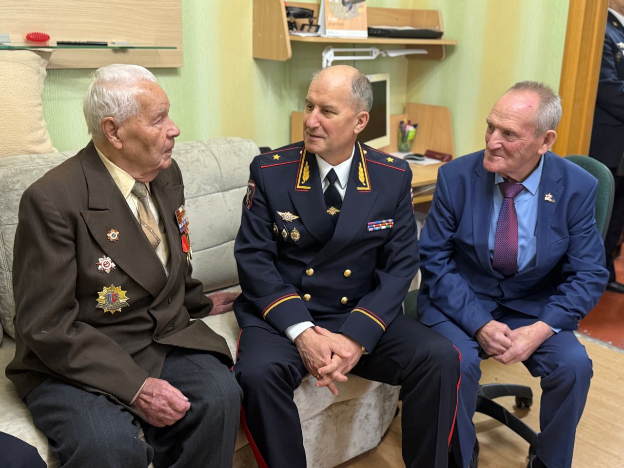 Начальник Управления на транспорте МВД России по Северо-Кавказскому федеральному округу, генерал-майор полиции Виктор Шметков, совместно с сотрудниками транспортной полиции, посетил ветерана органов внутренних дел, участника... Начальник Управления на транспорте МВД России по Северо-Кавказскому федеральному округу, генерал-майор полиции Виктор Шметков, совместно с сотрудниками транспортной полиции, посетил ветерана органов внутренних дел, участника...