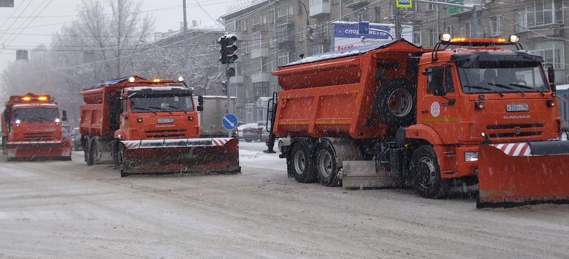 Дорожные службы города продолжают работать в условиях непрекращающегося снегопада