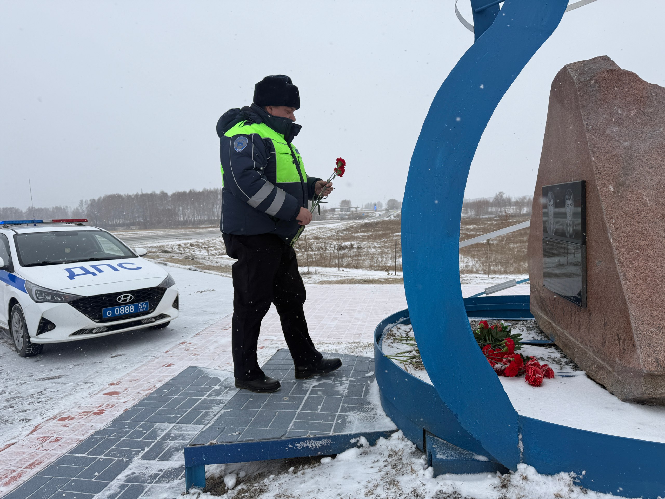 В Новосибирской области сотрудники полиции почтили память коллег, погибших при исполнении служебных обязанностей В Новосибирской области сотрудники полиции почтили память коллег, погибших при исполнении служебных обязанностей