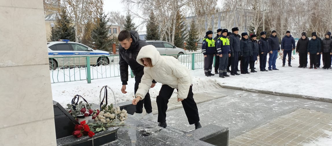В Новосибирской области сотрудники полиции почтили память коллег, погибших при исполнении служебных обязанностей В Новосибирской области сотрудники полиции почтили память коллег, погибших при исполнении служебных обязанностей