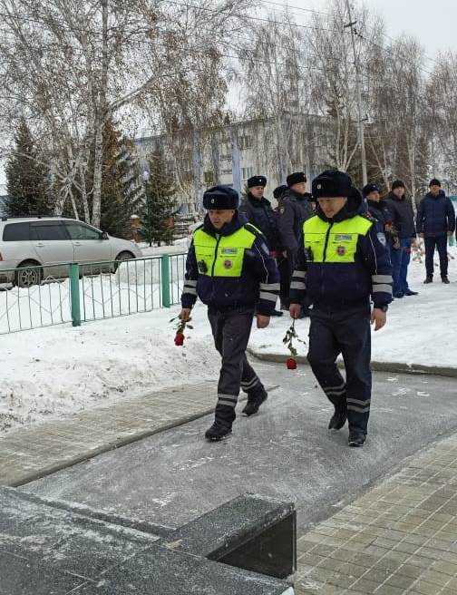 В Новосибирской области сотрудники полиции почтили память коллег, погибших при исполнении служебных обязанностей В Новосибирской области сотрудники полиции почтили память коллег, погибших при исполнении служебных обязанностей