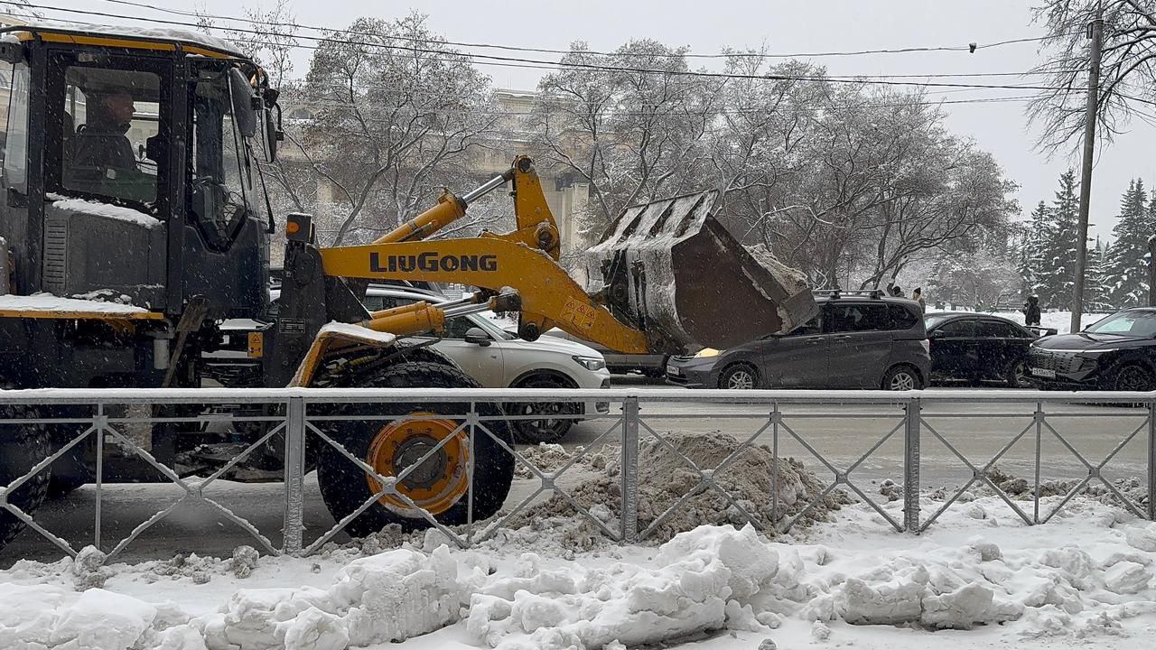Дорожные службы города продолжают работать в условиях непрекращающегося снегопада Дорожные службы города продолжают работать в условиях непрекращающегося снегопада