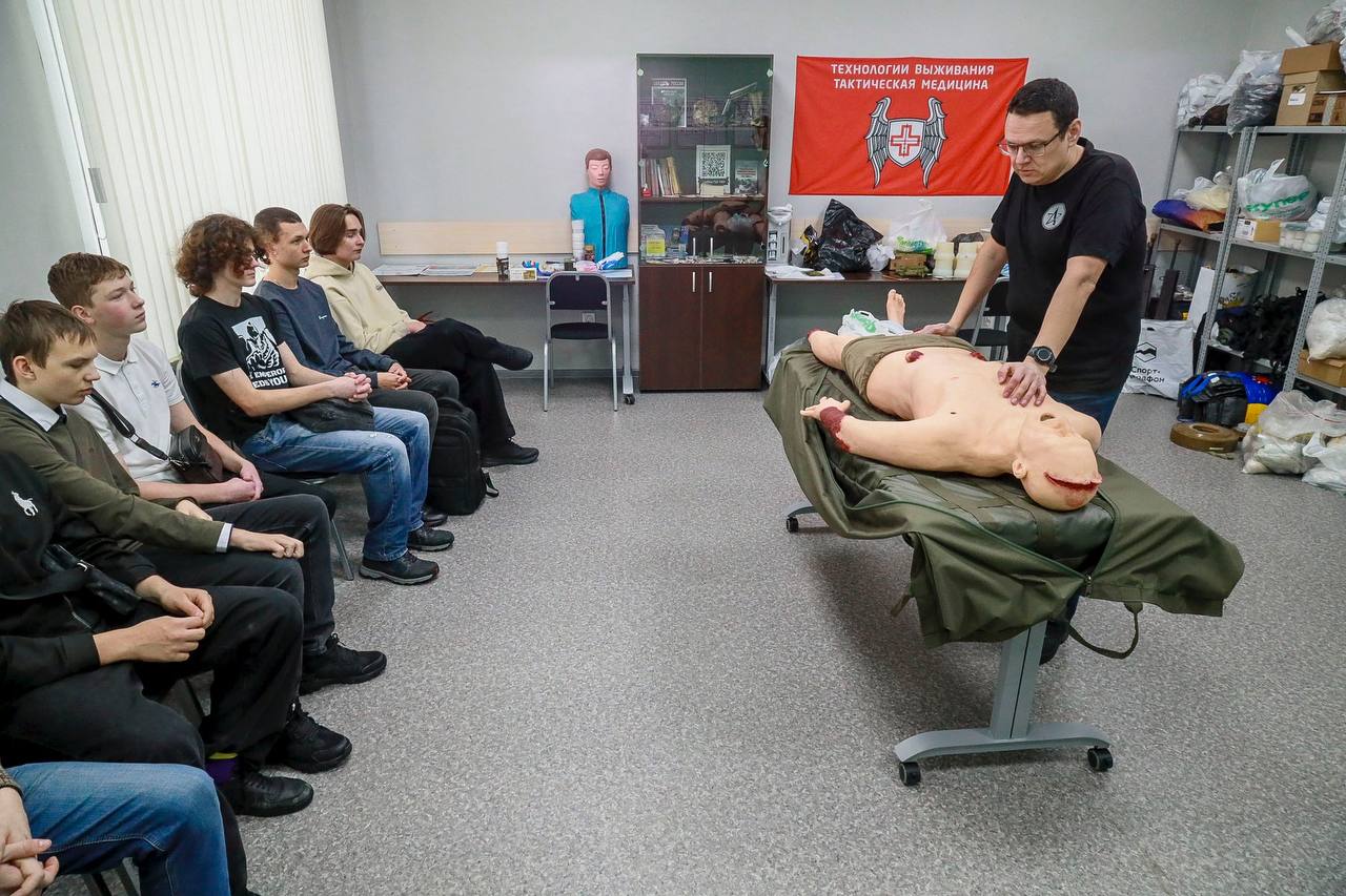 Максим Кудрявцев: Молодёжь Новосибирска изучает тактическую медицину и управление беспилотниками в Городском центре содействия специальной военной операции — важный шаг в патриотическом воспитании Максим Кудрявцев: Молодёжь Новосибирска изучает тактическую медицину и управление беспилотниками в Городском центре содействия специальной военной операции — важный шаг в патриотическом воспитании