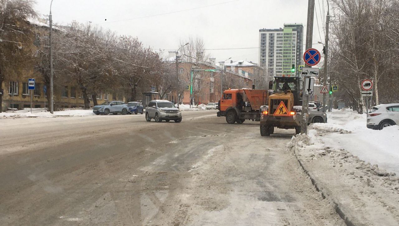 Дорожные службы города продолжают работать в условиях непрекращающегося снегопада Дорожные службы города продолжают работать в условиях непрекращающегося снегопада