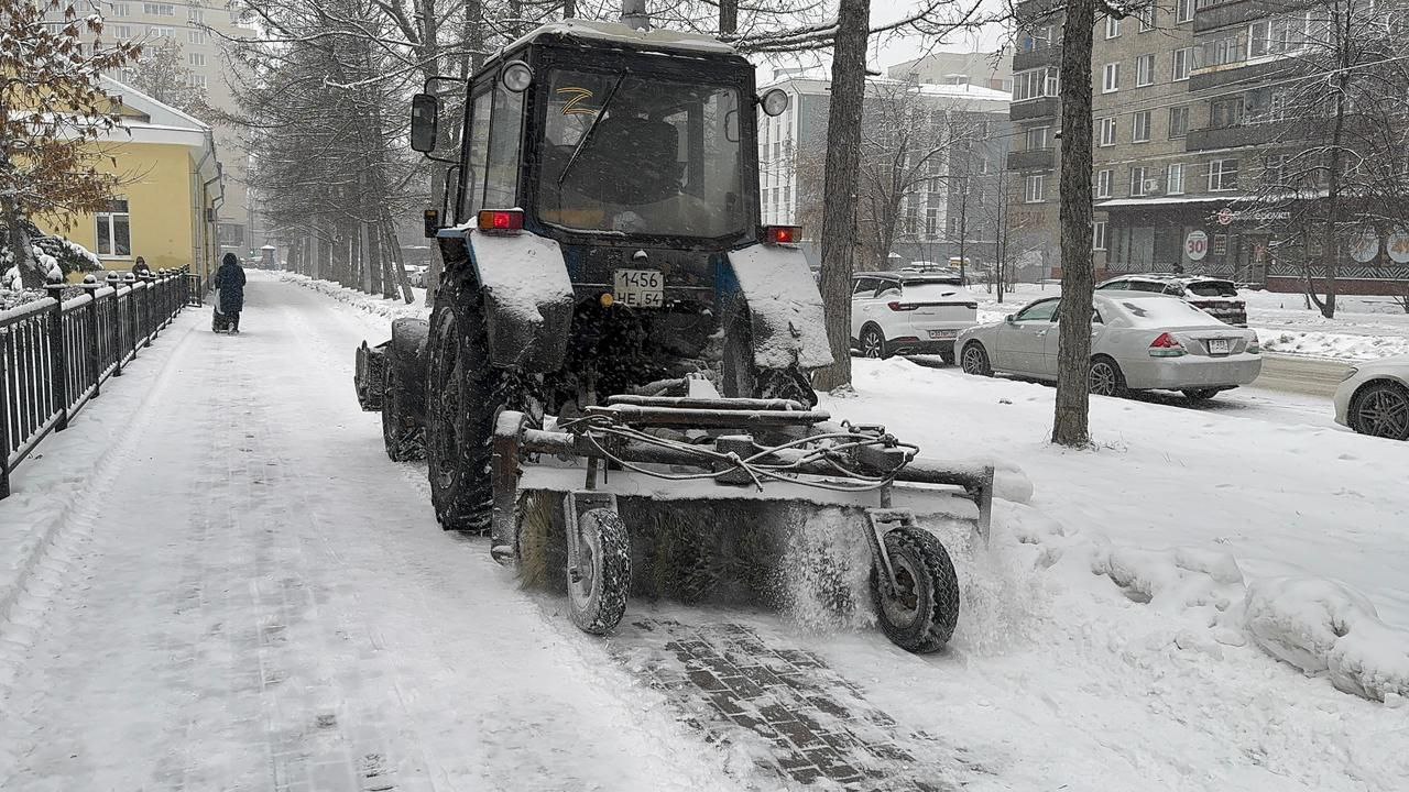 Дорожные службы города продолжают работать в условиях непрекращающегося снегопада Дорожные службы города продолжают работать в условиях непрекращающегося снегопада