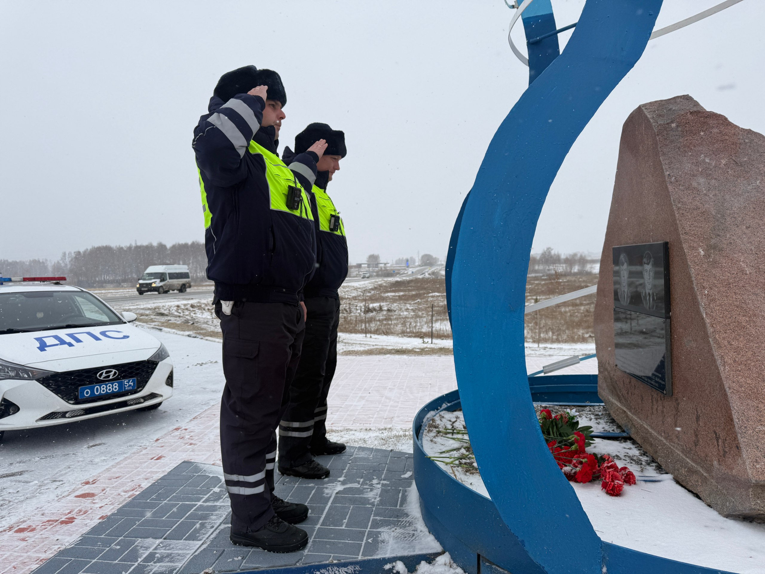В Новосибирской области сотрудники полиции почтили память коллег, погибших при исполнении служебных обязанностей В Новосибирской области сотрудники полиции почтили память коллег, погибших при исполнении служебных обязанностей