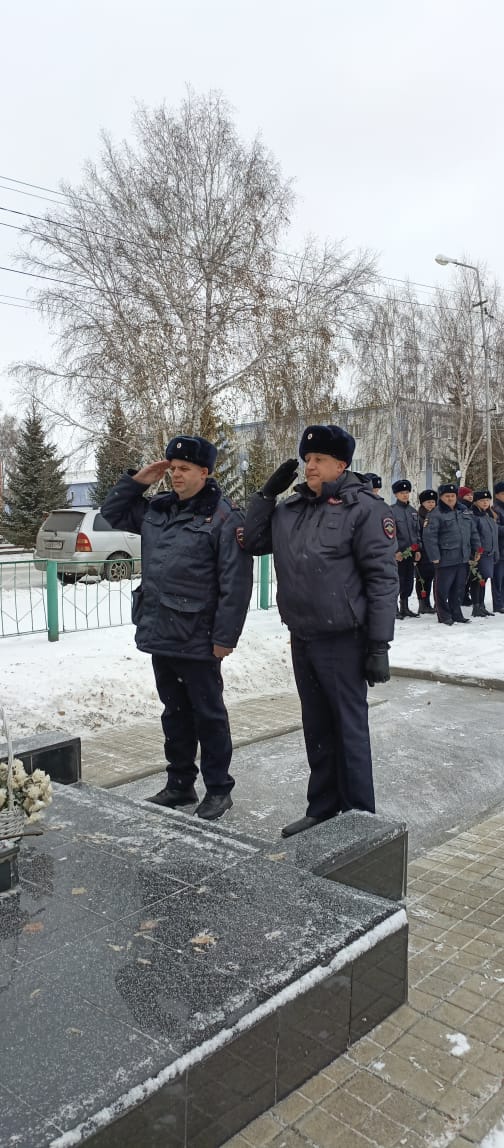 В Новосибирской области сотрудники полиции почтили память коллег, погибших при исполнении служебных обязанностей В Новосибирской области сотрудники полиции почтили память коллег, погибших при исполнении служебных обязанностей