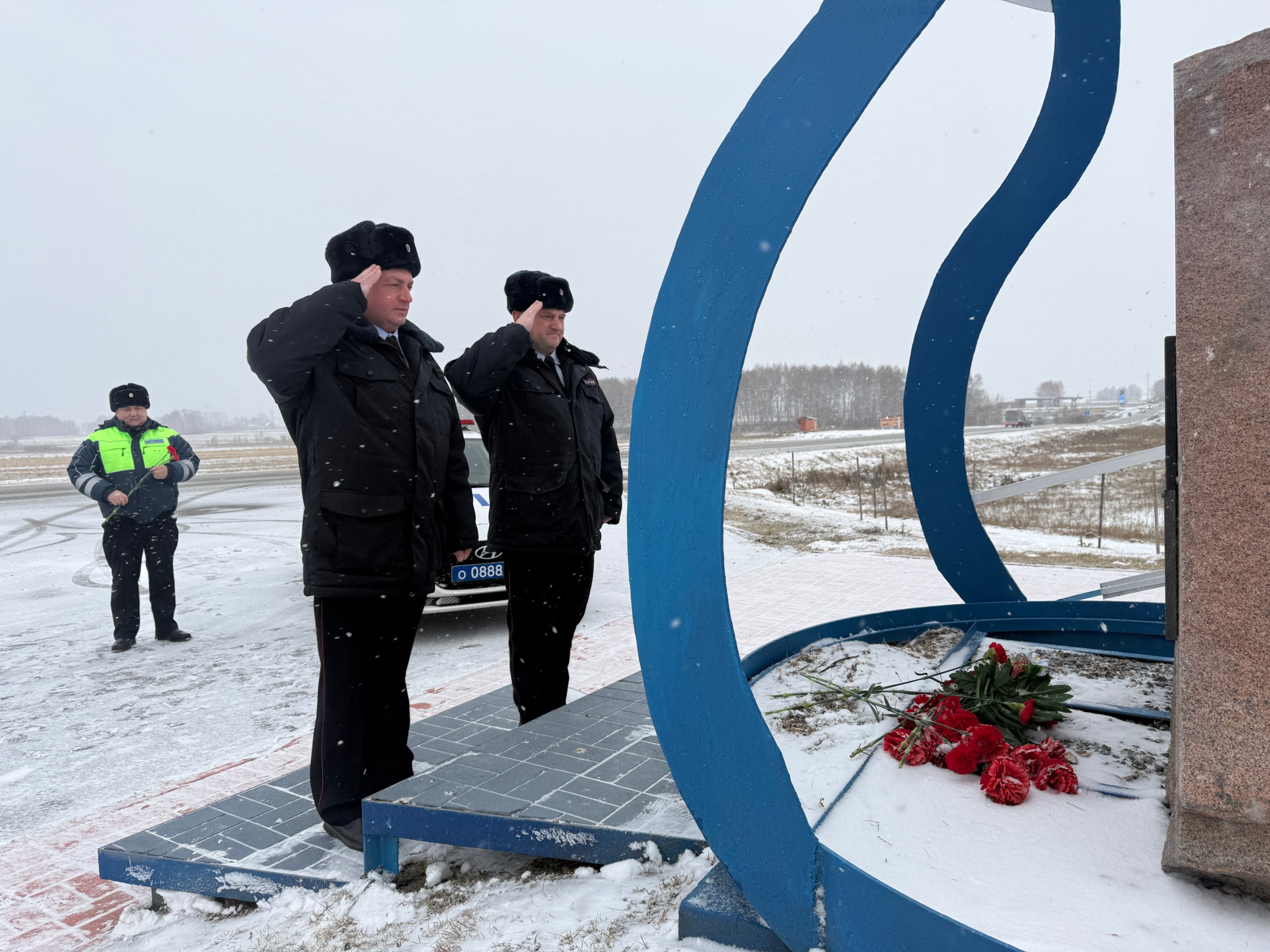В Новосибирской области сотрудники полиции почтили память коллег, погибших при исполнении служебных обязанностей В Новосибирской области сотрудники полиции почтили память коллег, погибших при исполнении служебных обязанностей