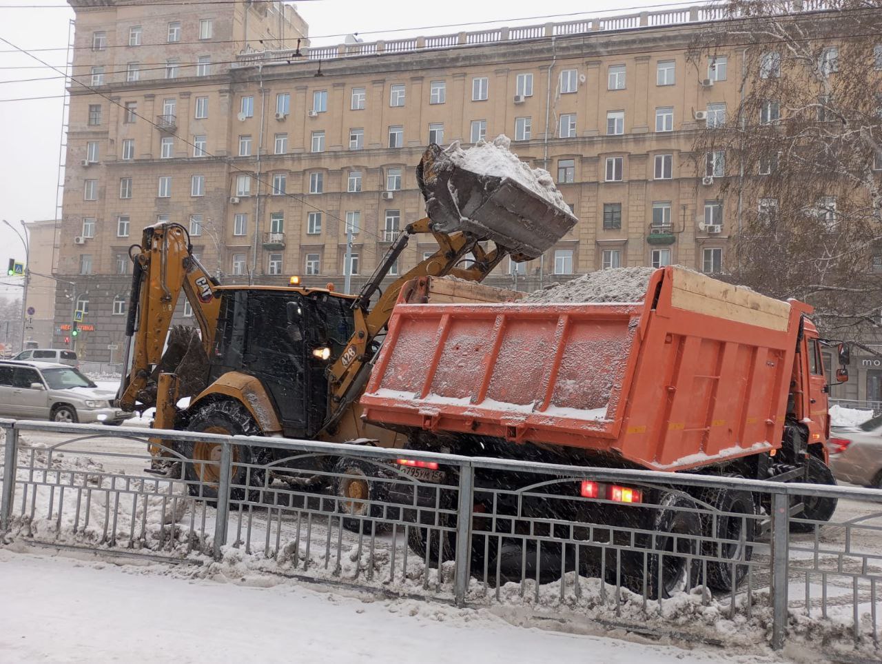 19 тысяч кубометров снега вывезли с улиц Новосибирска за сутки 19 тысяч кубометров снега вывезли с улиц Новосибирска за сутки