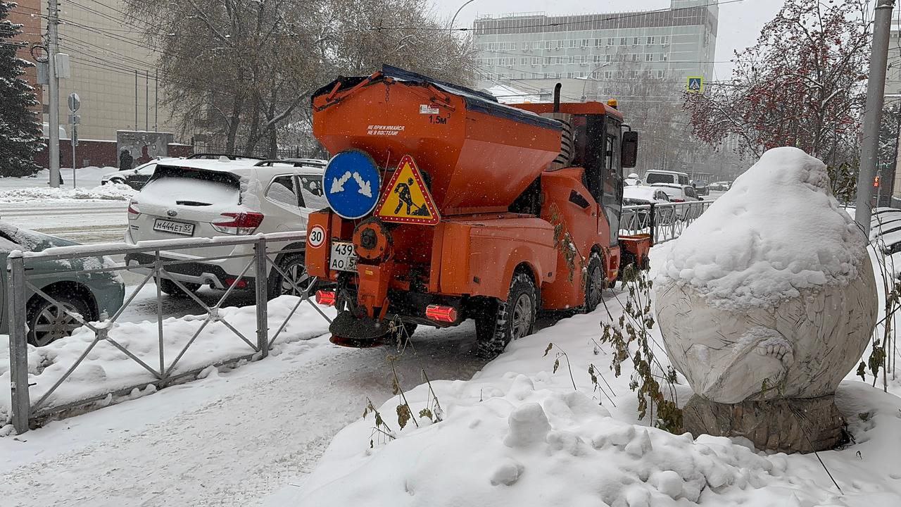 Дорожные службы города продолжают работать в условиях непрекращающегося снегопада Дорожные службы города продолжают работать в условиях непрекращающегося снегопада