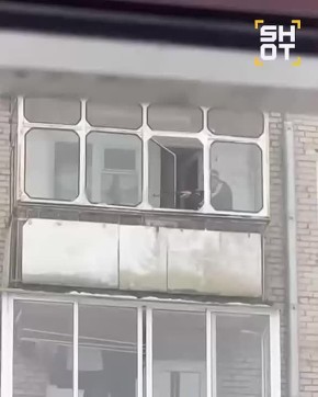 Мужчина с винтовкой на балконе перепугал жителей Новосибирской области: стрелок несколько раз прицеливался из окна дома на 5-м этаже