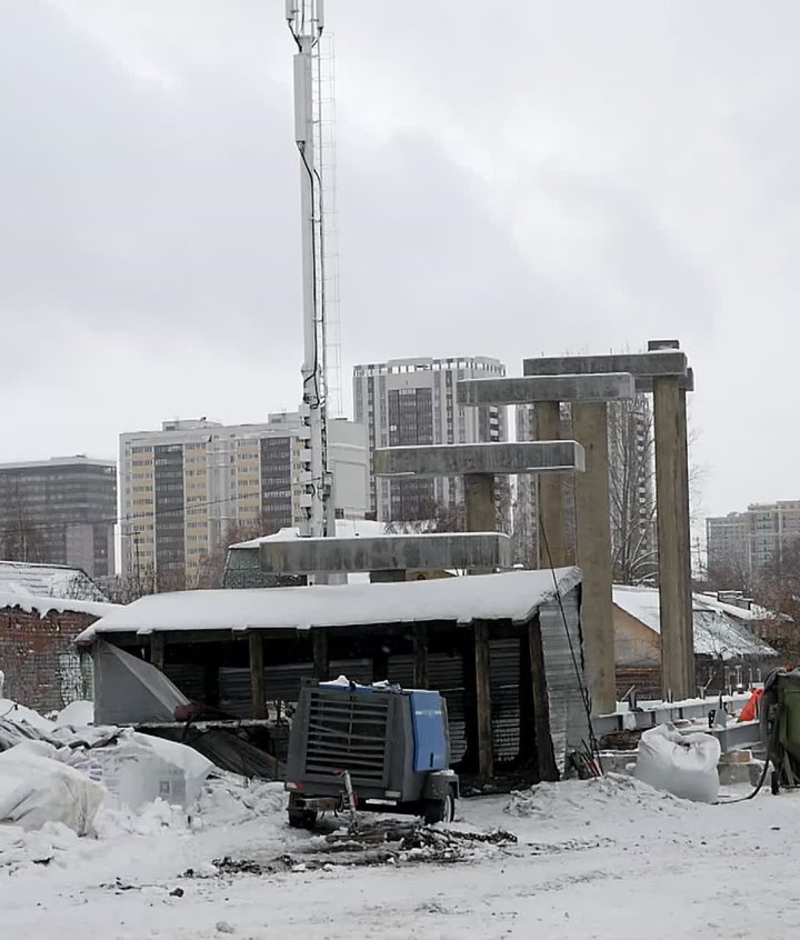 Мэр Кудрявцев побывал на стройке пешеходного моста через Транссиб