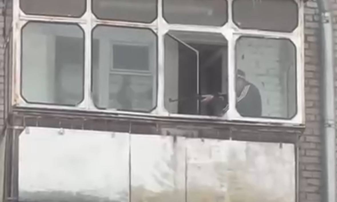 К жителю Бердска, которого заметили в окне с винтовкой, постучались полицейские