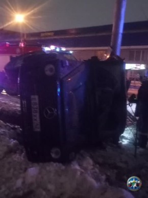 Черный "Гелик" перевернулся на крышу из-за заноса в Новосибирске и влетел в столб — один из находившихся в машине оказался в ловушке покореженного автомобиля