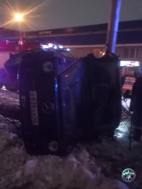 Черный "Гелик" перевернулся на крышу из-за заноса в Новосибирске и влетел в столб — один из находившихся в машине оказался в ловушке покореженного автомобиля