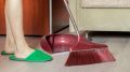 У пыли не останется шансов: вот зачем горничные надевают на веник пакет при уборке