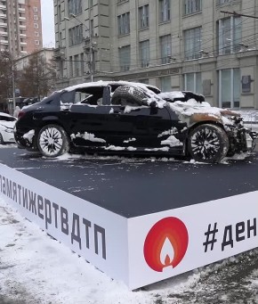 На Красном проспекте установили инсталляцию «Последняя парковка»