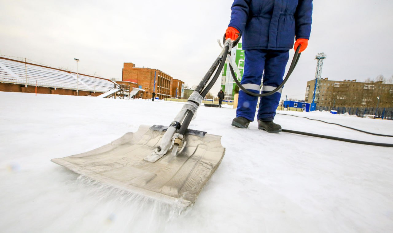 В Новосибирске заливают лёд на бесплатных катках и хоккейных коробках
