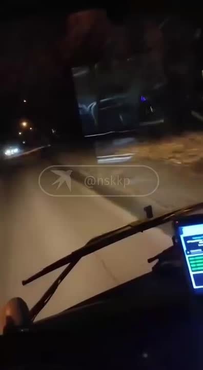 В Новосибирске полиция ищет подростков, обкидавших автобус яйцами