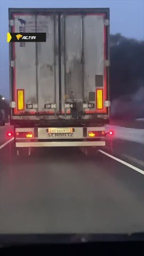 Сотрудники Госавтоинспекции работают на месте ДТП с участием трех грузовых автомобилей, произошедшего на трассе Р-254 в Убинском районе