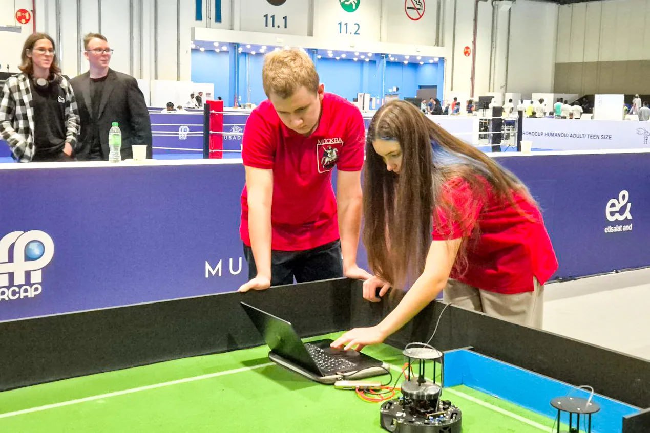 Трое школьников из Москвы взяли первое место на международном чемпионате RoboCup в Абу-Даби Трое школьников из Москвы взяли первое место на международном чемпионате RoboCup в Абу-Даби